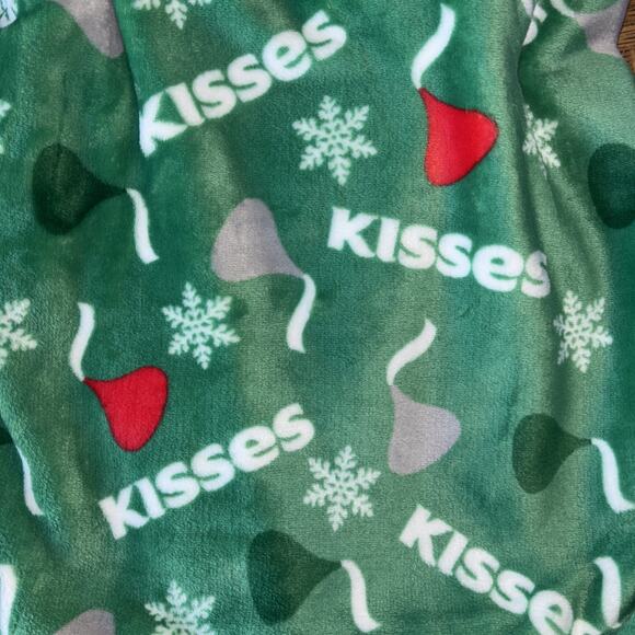 Hershey's Kisses Christmas Red Green Snowflake Oversized Plush Throw 60x70 New - Picture 3 of 3